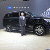 SsangYong-CEO Jhon-Sik Choi vor dem neuen Rexton.