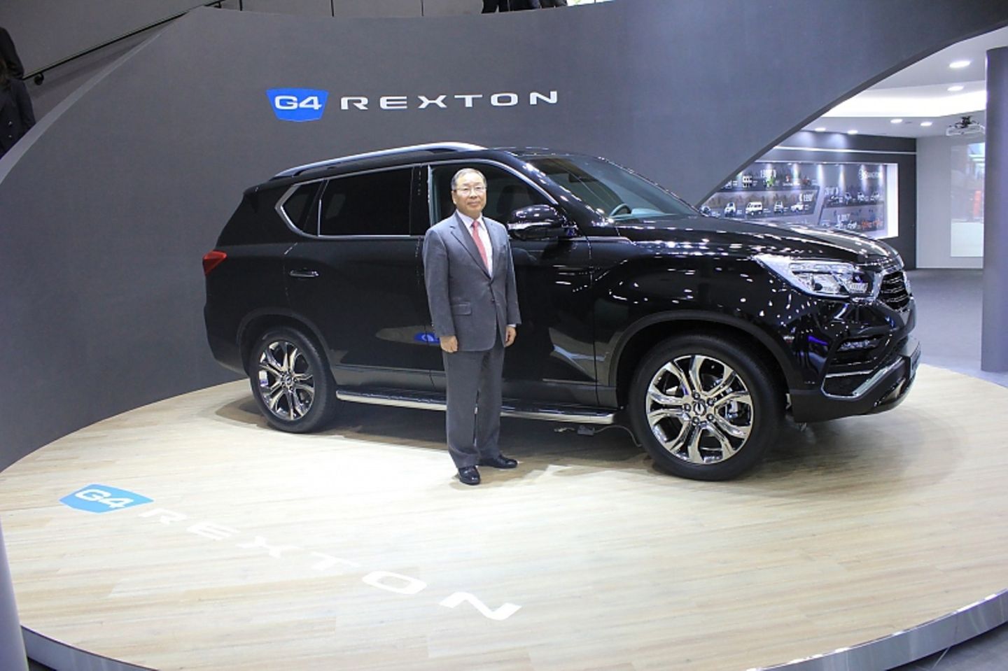 SsangYong-CEO Jhon-Sik Choi vor dem neuen Rexton.
