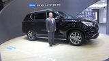 SsangYong-CEO Jhon-Sik Choi vor dem neuen Rexton.