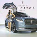 Lange Beine und große Autos: die Kombination kommt an.