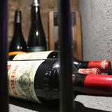 Die Weine des französischen Château Pétrus in Bordeaux zählt zu den teuersten und renommiertesten Weingütern der Welt. An einen Wein dieses Weinguts überhaupt heranzukommen ist sehr schwierig. "Seit Jahrzehnten muss man sich dafür im Voraus anmelden. Dann muss man bis zu drei Jahren warten, bis die Flasche zu einem kommt", weiß der Geschäftsführer der Winebank Frankfurt Carlos Schönig. "Wer nicht seit mindestens 30 Jahren dort einkauft, wird vermutlich nie die Chance haben, in den Besitz einer dieser Flaschen zu kommen."      Die drei Flaschen Pétrus in diesem Weinfach eines Sammlers haben einen aufsummierten Wert von etwa 22.000 Euro. Die Flasche im Vordergrund aus dem Jahr 2007 zählt zu den "Basic-Weinen" vom Château Pétrus, die liegt bei schlappen 4000 Euro. Für den Jahrgang 1937 muss man locker mit 10.000 Euro rechnen.