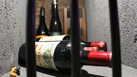 Die Weine des französischen Château Pétrus in Bordeaux zählt zu den teuersten und renommiertesten Weingütern der Welt. An einen Wein dieses Weinguts überhaupt heranzukommen ist sehr schwierig. "Seit Jahrzehnten muss man sich dafür im Voraus anmelden. Dann muss man bis zu drei Jahren warten, bis die Flasche zu einem kommt", weiß der Geschäftsführer der Winebank Frankfurt Carlos Schönig. "Wer nicht seit mindestens 30 Jahren dort einkauft, wird vermutlich nie die Chance haben, in den Besitz einer dieser Flaschen zu kommen."      Die drei Flaschen Pétrus in diesem Weinfach eines Sammlers haben einen aufsummierten Wert von etwa 22.000 Euro. Die Flasche im Vordergrund aus dem Jahr 2007 zählt zu den "Basic-Weinen" vom Château Pétrus, die liegt bei schlappen 4000 Euro. Für den Jahrgang 1937 muss man locker mit 10.000 Euro rechnen.