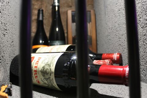 Die Weine des französischen Château Pétrus in Bordeaux zählt zu den teuersten und renommiertesten Weingütern der Welt. An einen Wein dieses Weinguts überhaupt heranzukommen ist sehr schwierig. "Seit Jahrzehnten muss man sich dafür im Voraus anmelden. Dann muss man bis zu drei Jahren warten, bis die Flasche zu einem kommt", weiß der Geschäftsführer der Winebank Frankfurt Carlos Schönig. "Wer nicht seit mindestens 30 Jahren dort einkauft, wird vermutlich nie die Chance haben, in den Besitz einer dieser Flaschen zu kommen."      Die drei Flaschen Pétrus in diesem Weinfach eines Sammlers haben einen aufsummierten Wert von etwa 22.000 Euro. Die Flasche im Vordergrund aus dem Jahr 2007 zählt zu den "Basic-Weinen" vom Château Pétrus, die liegt bei schlappen 4000 Euro. Für den Jahrgang 1937 muss man locker mit 10.000 Euro rechnen.