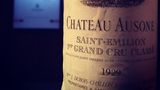Das Château Ausone ist ein kleines Weingut im französischen Saint-Emilion. Die Weine sind für ihre Spitzenqualität bekannt und werden in nur so wenigen Mengen abgefüllt, dass sie für Sammler interessant sind. Diesen Wein aus dem Jahr 1929 stammt aus einem Spitzenjahrgang und ist um die 8.000 Euro wert. Ein Ausone-Wein sollte übrigens erst nach einer Lagerzeit von zehn Jahren getrunken werden. Dieses Exemplar liegt in der Winebank Rheingau.