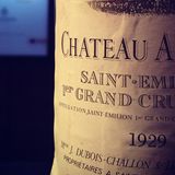Das Château Ausone ist ein kleines Weingut im französischen Saint-Emilion. Die Weine sind für ihre Spitzenqualität bekannt und werden in nur so wenigen Mengen abgefüllt, dass sie für Sammler interessant sind. Diesen Wein aus dem Jahr 1929 stammt aus einem Spitzenjahrgang und ist um die 8.000 Euro wert. Ein Ausone-Wein sollte übrigens erst nach einer Lagerzeit von zehn Jahren getrunken werden. Dieses Exemplar liegt in der Winebank Rheingau.