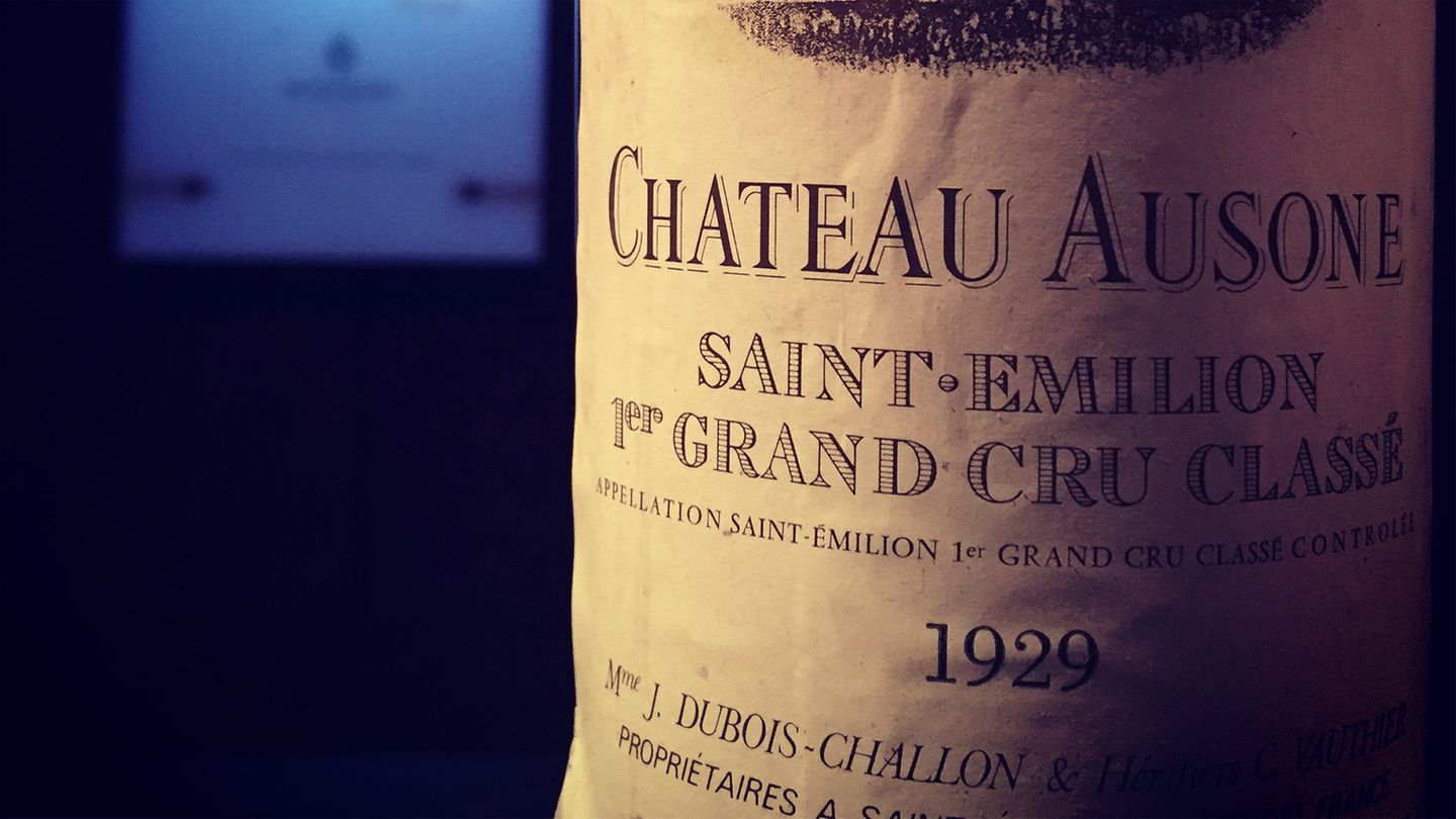 Die teuersten Weine der Welt: Das Château Ausone ist ein kleines Weingut im französischen Saint-Emilion. Die Weine sind für ihre Spitzenqualität bekannt und werden in nur so wenigen Mengen abgefüllt, dass sie für Sammler interessant sind. Diesen Wein aus dem Jahr 1929 stammt aus einem Spitzenjahrgang und ist um die 8.000 Euro wert. Ein Ausone-Wein sollte übrigens erst nach einer Lagerzeit von zehn Jahren getrunken werden. Dieses Exemplar liegt in der Winebank Rheingau. Das Château Ausone ist ein kleines Weingut im französischen Saint-Emilion. Die Weine sind für ihre Spitzenqualität bekannt und werden in nur so wenigen Mengen abgefüllt, dass sie für Sammler interessant sind. Diesen Wein aus dem Jahr 1929 stammt aus einem Spitzenjahrgang und ist um die 8.000 Euro wert. Ein Ausone-Wein sollte übrigens erst nach einer Lagerzeit von zehn Jahren getrunken werden. Dieses Exemplar liegt in der Winebank Rheingau.