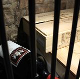 Einen genauen Wert kann man für diese exklusive Flasche eigentlich gar nicht festlegen. Hier geht es um Liebhaberpreise. Würde dieser Wein verkauft werden, würde sie einem Sammler in etwa zwischen 8.000 und 12.000 Euro wert sein. "Ein Wein wie dieser ist klar vererbt. So eine kriegt man heute nicht mehr", sagt Carlos Schönig, Geschäftsführer der Winebank Frankfurt. Klar ist natürlich auch, dass dieser Wein im Wert gestiegen ist. 1949 hat man dafür vermutlich ein Minimum von dem bezahlt, was sie heute wert ist.