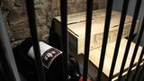 Einen genauen Wert kann man für diese exklusive Flasche eigentlich gar nicht festlegen. Hier geht es um Liebhaberpreise. Würde dieser Wein verkauft werden, würde sie einem Sammler in etwa zwischen 8.000 und 12.000 Euro wert sein. "Ein Wein wie dieser ist klar vererbt. So eine kriegt man heute nicht mehr", sagt Carlos Schönig, Geschäftsführer der Winebank Frankfurt. Klar ist natürlich auch, dass dieser Wein im Wert gestiegen ist. 1949 hat man dafür vermutlich ein Minimum von dem bezahlt, was sie heute wert ist.