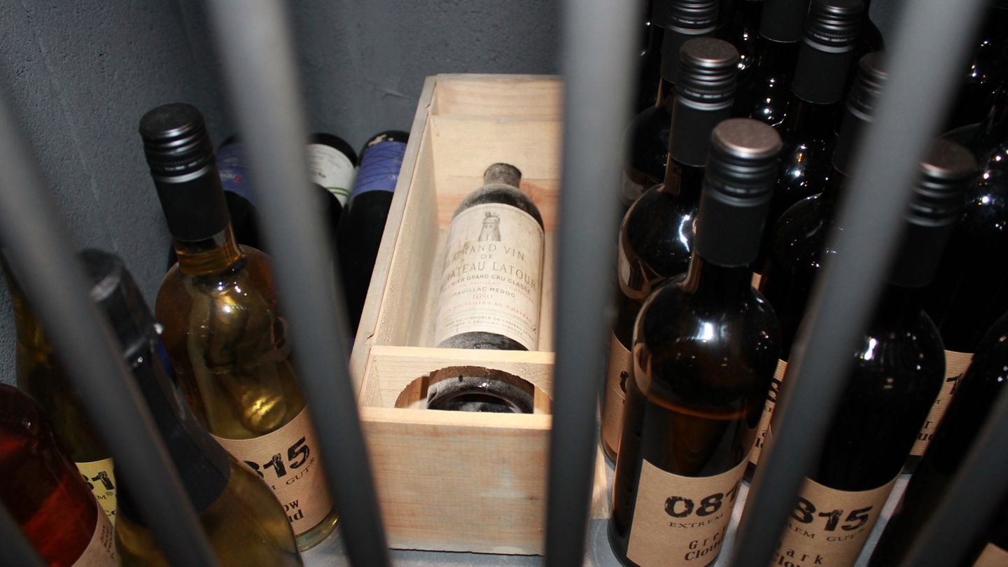 Die teuersten Weine der Welt: Wein ist eine beliebte Wertanlage. Vergriffene Flaschen von renommierten Weingütern zählen zu den Wertanlagen, die mit die höchste Rendite abwerfen. Natürlich kommt es immer darauf an, von welchen Weinflaschen die Rede ist. Teilweise wird krampfhaft nach bestimmten Weinen gesucht, beispielsweise der Geburtsjahrgang. Bezahlt wird dann jeder Preis, wenn man es sich leisten kann. Wein ist eine beliebte Wertanlage. Vergriffene Flaschen von renommierten Weingütern zählen zu den Wertanlagen, die mit die höchste Rendite abwerfen. Natürlich kommt es immer darauf an, von welchen Weinflaschen die Rede ist. Teilweise wird krampfhaft nach bestimmten Weinen gesucht, beispielsweise der Geburtsjahrgang. Bezahlt wird dann jeder Preis, wenn man es sich leisten kann.