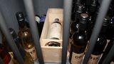 Wein ist eine beliebte Wertanlage. Vergriffene Flaschen von renommierten Weingütern zählen zu den Wertanlagen, die mit die höchste Rendite abwerfen. Natürlich kommt es immer darauf an, von welchen Weinflaschen die Rede ist. Teilweise wird krampfhaft nach bestimmten Weinen gesucht, beispielsweise der Geburtsjahrgang. Bezahlt wird dann jeder Preis, wenn man es sich leisten kann. 