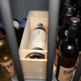 Wein ist eine beliebte Wertanlage. Vergriffene Flaschen von renommierten Weingütern zählen zu den Wertanlagen, die mit die höchste Rendite abwerfen. Natürlich kommt es immer darauf an, von welchen Weinflaschen die Rede ist. Teilweise wird krampfhaft nach bestimmten Weinen gesucht, beispielsweise der Geburtsjahrgang. Bezahlt wird dann jeder Preis, wenn man es sich leisten kann. 