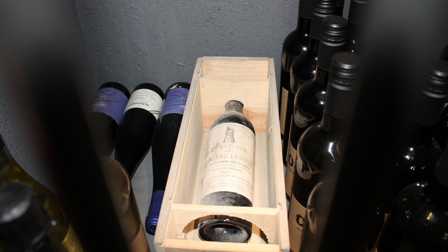 Die teuersten Weine der Welt: Auch das französische Weingut Château Latour in Bordeaux zählt zu den berühmtesten Weingütern der Welt. Dieser Grand Vin von 1950 wäre einem Sammler mehrere tausend Euro wert und ist daher auch eine gut geeignete Wertanlage. Dieser Wein lagert ebenso in der Winebank Pfalz. Auch das französische Weingut Château Latour in Bordeaux zählt zu den berühmtesten Weingütern der Welt. Dieser Grand Vin von 1950 wäre einem Sammler mehrere tausend Euro wert und ist daher auch eine gut geeignete Wertanlage. Dieser Wein lagert ebenso in der Winebank Pfalz.