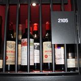 Auch in der Winebank Pfalz lagern teure Weine: Hier befinden sich mehrere Flaschen der berühmtesten und renommiertesten Weingütern der Welt: Château Pétrus und Château Mouton-Rothschild. Insgesamt lagert in diesem Schließfach ein aufsummierter Wert von etwa 50.000 Euro. Der Besitzer ist ein französischer Unternehmer, der die Weinflaschen geerbt hat. 