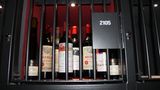 Auch in der Winebank Pfalz lagern teure Weine: Hier befinden sich mehrere Flaschen der berühmtesten und renommiertesten Weingütern der Welt: Château Pétrus und Château Mouton-Rothschild. Insgesamt lagert in diesem Schließfach ein aufsummierter Wert von etwa 50.000 Euro. Der Besitzer ist ein französischer Unternehmer, der die Weinflaschen geerbt hat. 