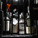 Angelegt wird nicht nur in Wein, sondern auch in Spirituosen, beispielsweise Whiskey. Pro Flasche ist man bei einem Wert von etwa 1000 Euro. Insgesamt lagern in diesem Fach aufsummiert etwa 25.000 Euro.