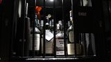 Angelegt wird nicht nur in Wein, sondern auch in Spirituosen, beispielsweise Whiskey. Pro Flasche ist man bei einem Wert von etwa 1000 Euro. Insgesamt lagern in diesem Fach aufsummiert etwa 25.000 Euro.