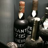 In der Winebank Wien liegen auch Schätze: Beispielweise dieser Madeira-Wein von 1795 mit einem Wert um die 1500 Euro.