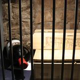 Auch diese Weinflasche aus der Winebank Frankfurt hat es in sich: Es handelt sich dabei um eine Sechs-Liter-Flasche 1949 Château Mouton-Rothschild. Auch dieses Weingut zählt zu den berühmtesten Weingütern der Welt und liegt im französischen Bordeaux. Eine Flasche wie aus dem Jahrgang 1949 ist zumindest in Deutschland nicht zu bekommen.