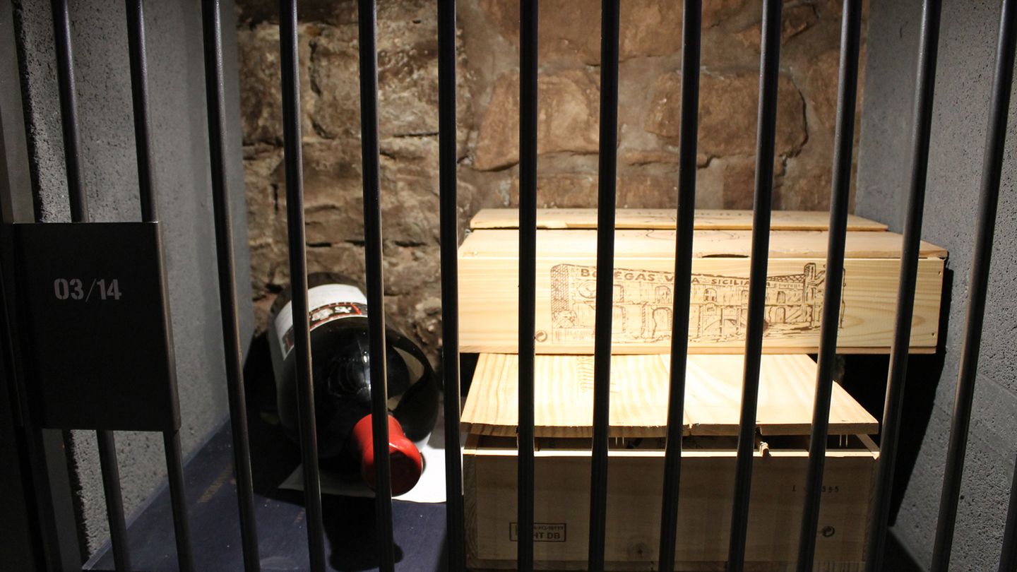 Die teuersten Weine der Welt: Auch diese Weinflasche aus der Winebank Frankfurt hat es in sich: Es handelt sich dabei um eine Sechs-Liter-Flasche 1949 Château Mouton-Rothschild. Auch dieses Weingut zählt zu den berühmtesten Weingütern der Welt und liegt im französischen Bordeaux. Eine Flasche wie aus dem Jahrgang 1949 ist zumindest in Deutschland nicht zu bekommen. Auch diese Weinflasche aus der Winebank Frankfurt hat es in sich: Es handelt sich dabei um eine Sechs-Liter-Flasche 1949 Château Mouton-Rothschild. Auch dieses Weingut zählt zu den berühmtesten Weingütern der Welt und liegt im französischen Bordeaux. Eine Flasche wie aus dem Jahrgang 1949 ist zumindest in Deutschland nicht zu bekommen.