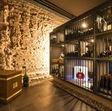 Hell erleuchtet steht in der Hamburger Winebank der Rare Cask Cognac von Louis XIII mit einem Wert von über 20.000 Euro. Der Cognac stammt aus nur einem Fass, einem so genannten "Rare Cask". Ein Fass, in dem der Cognac über 90 Jahre reifte. Vom Rémy Martin Louis XIII Rare Cask 42,6 gibt es nur 738 Karaffen, mehr hatte das seltene Einzelfass nicht inne. Als Preisrichtlinie wird empfohlen, ein Glas von dem exklusiven Cognac für 1800 Euro zu verkaufen.