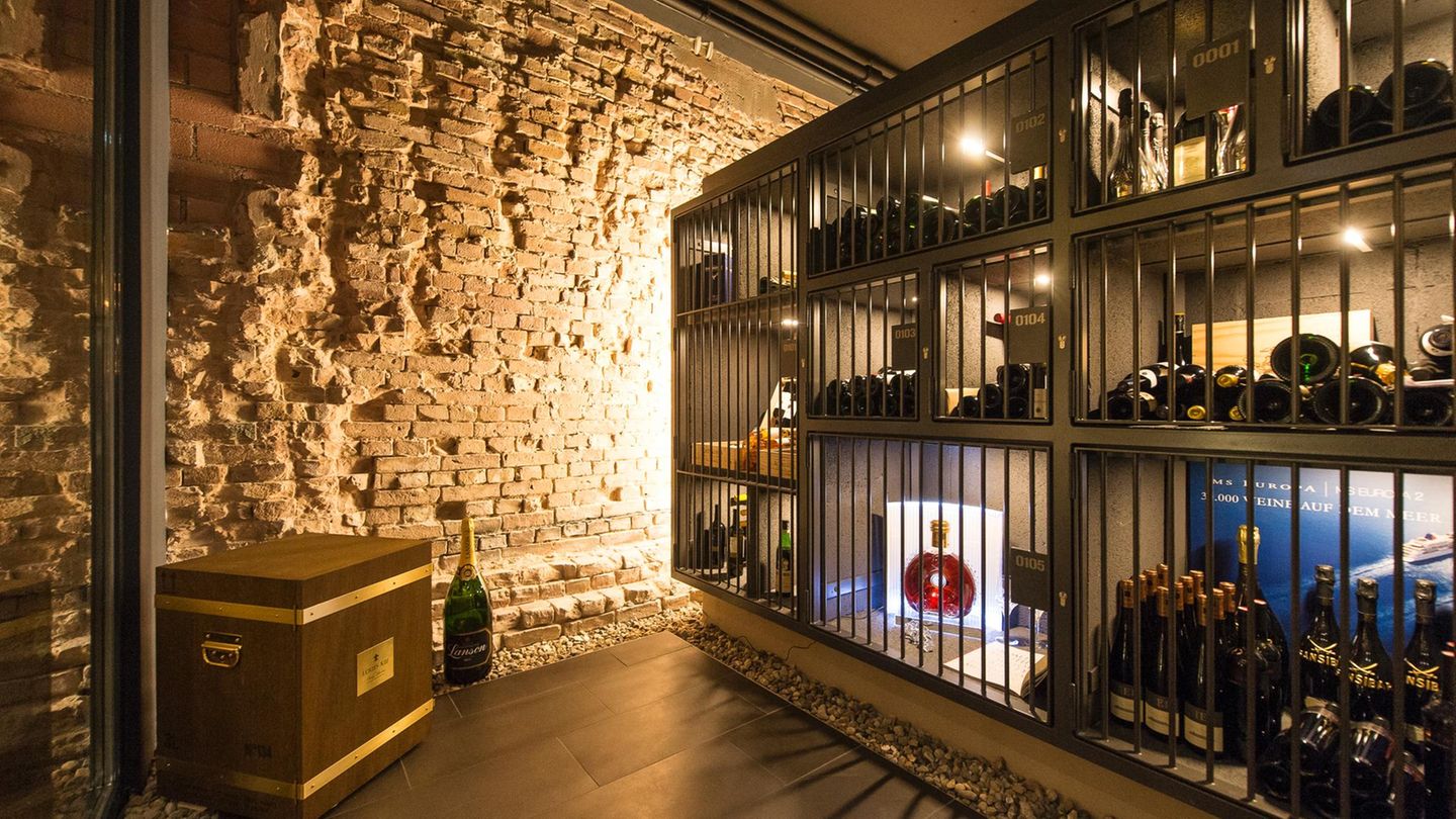 Die teuersten Weine der Welt: Hell erleuchtet steht in der Hamburger Winebank der Rare Cask Cognac von Louis XIII mit einem Wert von über 20.000 Euro. Der Cognac stammt aus nur einem Fass, einem so genannten "Rare Cask". Ein Fass, in dem der Cognac über 90 Jahre reifte. Vom Rémy Martin Louis XIII Rare Cask 42,6 gibt es nur 738 Karaffen, mehr hatte das seltene Einzelfass nicht inne. Als Preisrichtlinie wird empfohlen, ein Glas von dem exklusiven Cognac für 1800 Euro zu verkaufen. Hell erleuchtet steht in der Hamburger Winebank der Rare Cask Cognac von Louis XIII mit einem Wert von über 20.000 Euro. Der Cognac stammt aus nur einem Fass, einem so genannten "Rare Cask". Ein Fass, in dem der Cognac über 90 Jahre reifte. Vom Rémy Martin Louis XIII Rare Cask 42,6 gibt es nur 738 Karaffen, mehr hatte das seltene Einzelfass nicht inne. Als Preisrichtlinie wird empfohlen, ein Glas von dem exklusiven Cognac für 1800 Euro zu verkaufen.