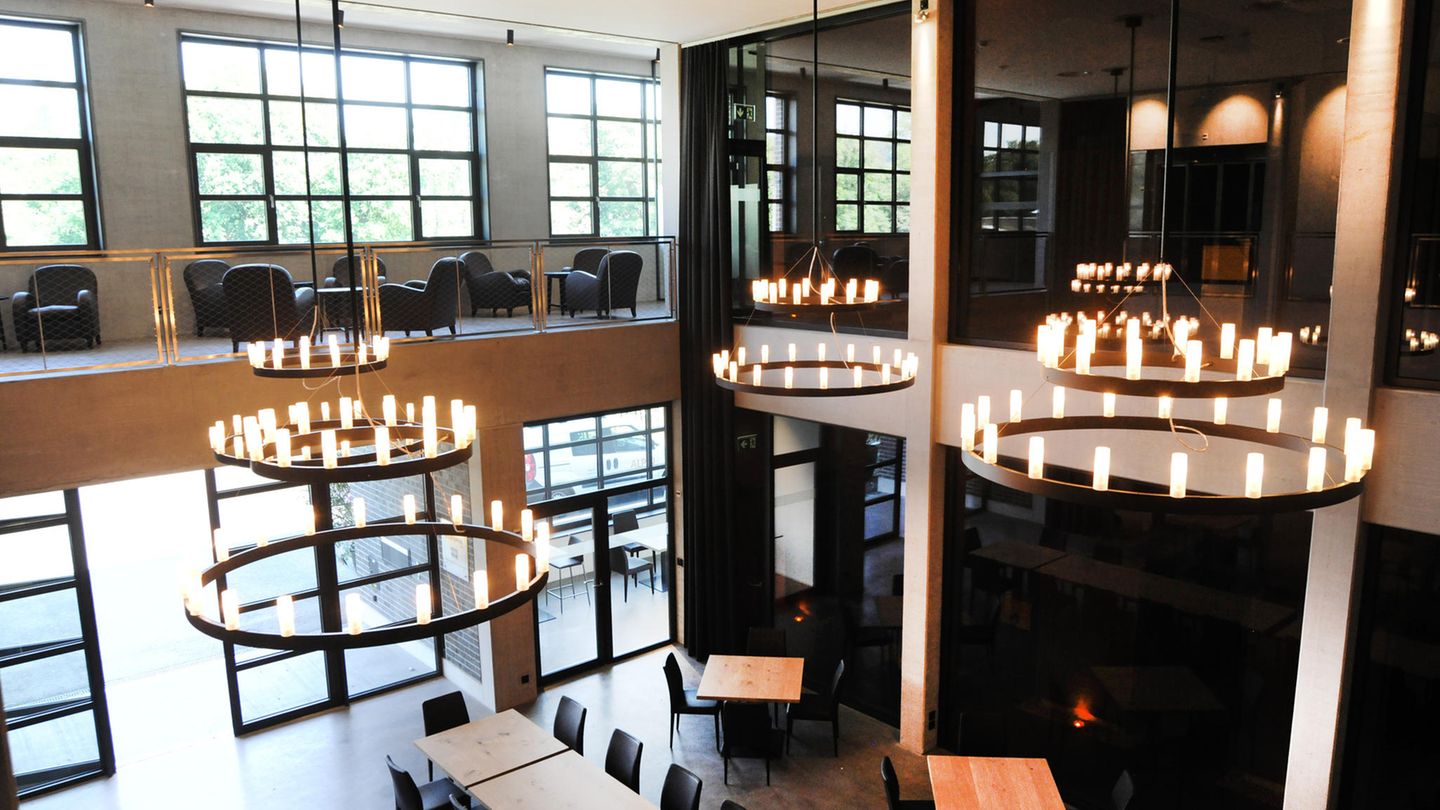 Architektonisch offen und vom Design lässig präsentiert sich die wineBank in Basel. 