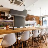 Die Immobilie inklusive Keller stand jahrelang leer. Geschäftsführer Carlos Schönig entdeckte diese und entschied sich dazu, eine wineBank zu errichten. Neben den Fächern gibt es hier auch einen Weinverkauf. Außerdem kann man sich an der Weinbar Wein selbst zapfen und bekommt spanische Tapas serviert.   