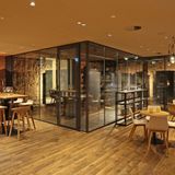 wineBANK Hamburg  Eröffnet: April 2015  Anzahl Fächer: 240  Anzahl begehbarer Keller: 0  Mitgliedschaft ab: 99,- EUR/Monat  Auslastung aktuell: 76 %      Geschäftsführer der wineBank Hamburg ist Johannes Leusch. Hier können mehr als 24.000 Flaschen gelagert werden. Außerdem bietet diese wineBank eine Weinkarte und Essen vom benachbarten Restaurant.