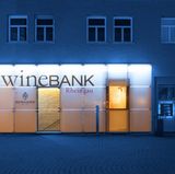 2009 wurde die Mutter aller wineBanks im Rheingau vom Unternehmer und Winzer Christian Ress, Geschäftsführer des VDP-Weinguts Balthasar Ress, als sogenannter Business-Club und Treffpunkt für Weinliebhaber gegründet. Die wineBank soll nicht nur ein Lager für teure Weine sein, sondern auch ein Ort für repräsentative Zwecke.     Mitglieder können zu jeder Tages- und Nachtzeit die wineBank zur Weinverkostung nutzen. Mit ihrer Mitgliedskarte können sie auch die anderen wineBanks in Deutschland und im Ausland besuchen. Momentan gibt es sieben wineBanks als Franchisesystem. Die Grundidee der wineBank wird also auf andere Standorte übertragen. Die jeweiligen Geschäftsführer suchen die Location selbst aus und finanzieren diese auch selbst. 