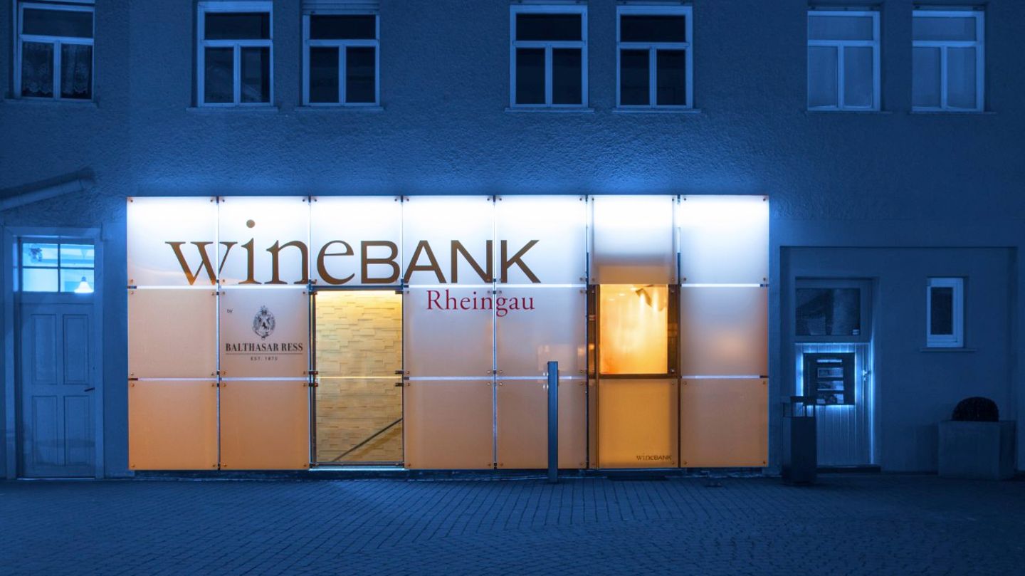 2009 wurde die Mutter aller wineBanks im Rheingau vom Unternehmer und Winzer Christian Ress, Geschäftsführer des VDP-Weinguts Balthasar Ress, als sogenannter Business-Club und Treffpunkt für Weinliebhaber gegründet. Die wineBank soll nicht nur ein Lager für teure Weine sein, sondern auch ein Ort für repräsentative Zwecke.     Mitglieder können zu jeder Tages- und Nachtzeit die wineBank zur Weinverkostung nutzen. Mit ihrer Mitgliedskarte können sie auch die anderen wineBanks in Deutschland und im Ausland besuchen. Momentan gibt es sieben wineBanks als Franchisesystem. Die Grundidee der wineBank wird also auf andere Standorte übertragen. Die jeweiligen Geschäftsführer suchen die Location selbst aus und finanzieren diese auch selbst. 