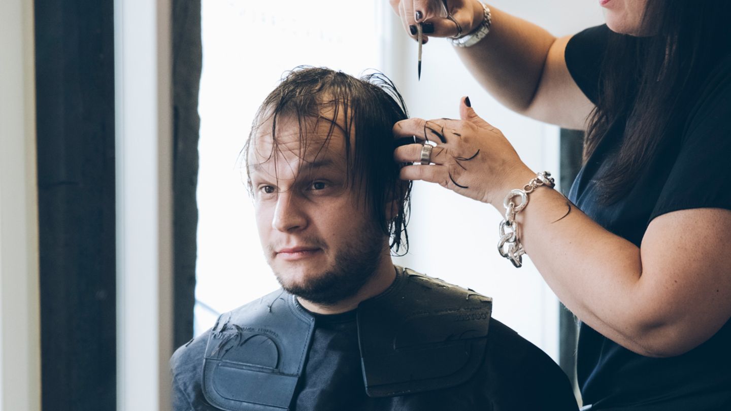 Skeptischer Blick: Jurek gehrt mit seiner Mutter zum Friseur