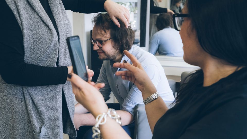 Die Mutter hat genaue Vorstellungen: Eine Frisur à la Max Giesinger soll es bitte werden Die Mutter hat genaue Vorstellungen: Eine Frisur à la Max Giesinger soll es bitte werden