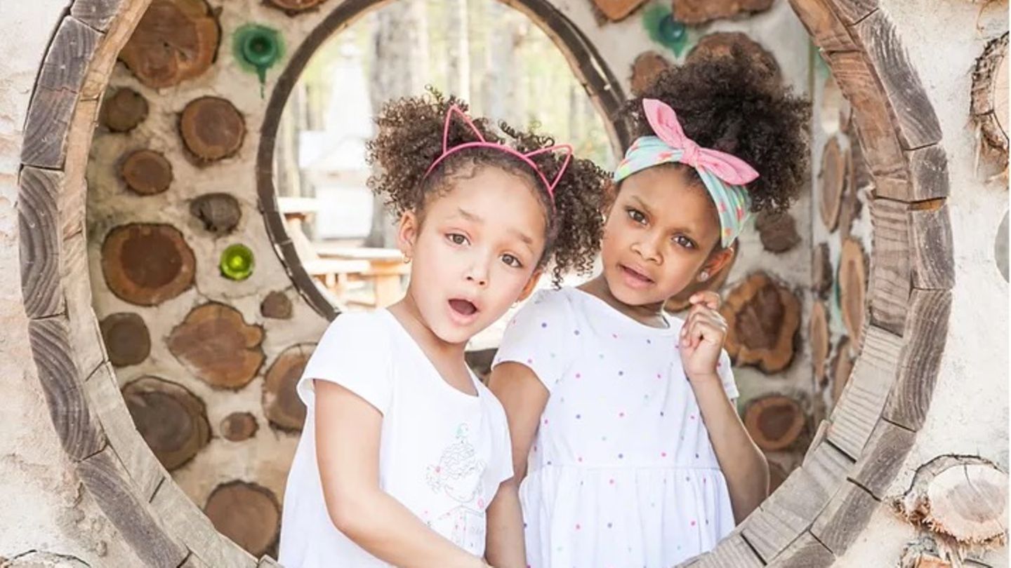Dannah (5, links) und ihre große Schwester Dani (6) wissen genau, wie man mit Herzschmerz umgeht.