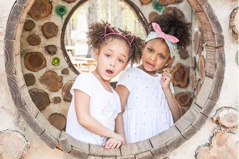 Dannah (5, links) und ihre große Schwester Dani (6) wissen genau, wie man mit Herzschmerz umgeht.