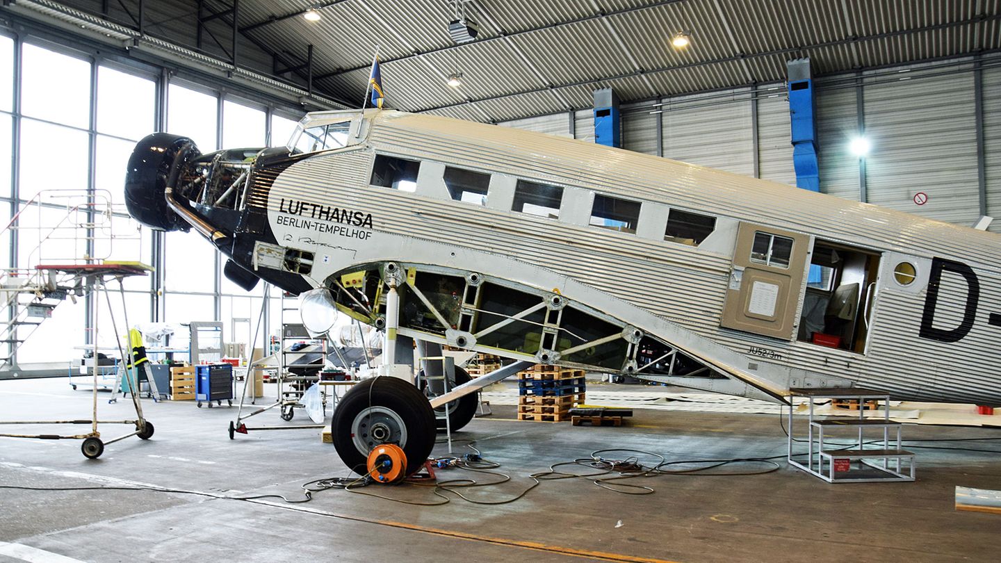 Bild 1 von 17 der Fotostrecke zum Klicken  Die Junkers Ju52 im Hangar: Der fliegende Oldtimer steht zur Generalüberholung mit demontierten Flügeln und ohne Frontpropeller bei der Lufthansa Technik in Hamburg.