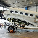 Bild 1 von 17 der Fotostrecke zum Klicken  Die Junkers Ju52 im Hangar: Der fliegende Oldtimer steht zur Generalüberholung mit demontierten Flügeln und ohne Frontpropeller bei der Lufthansa Technik in Hamburg.