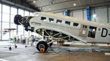 Bild 1 von 17 der Fotostrecke zum Klicken  Die Junkers Ju52 im Hangar: Der fliegende Oldtimer steht zur Generalüberholung mit demontierten Flügeln und ohne Frontpropeller bei der Lufthansa Technik in Hamburg.