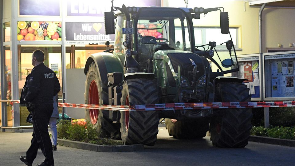 Ein Traktor steht in Köln-Esch vor einem Supermarkt. Vier Räuber hatten es auf den Geldautomaten im Eingangsbereich abgesehen. Ein Traktor steht in Köln-Esch vor einem Supermarkt. Vier Räuber hatten es auf den Geldautomaten im Eingangsbereich abgesehen.