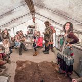 Bei minus 20 Grad bullert der Ofen im Gemeinschaftszelt der Buffalo-Bridge-Leute