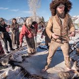 Mit nackten Füßen arbeitet Alex Heathen gekochtes Büffelhirn in das aufgespannte Fell, um es zu gerben.