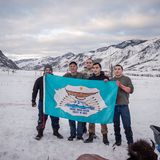 Delano Saluskin (2. v. l.) mit seinen drei Enkeln und einem Freund