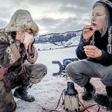 Die Metzgerin Harmony Cronin (r.) isst ein Stück frische Leber