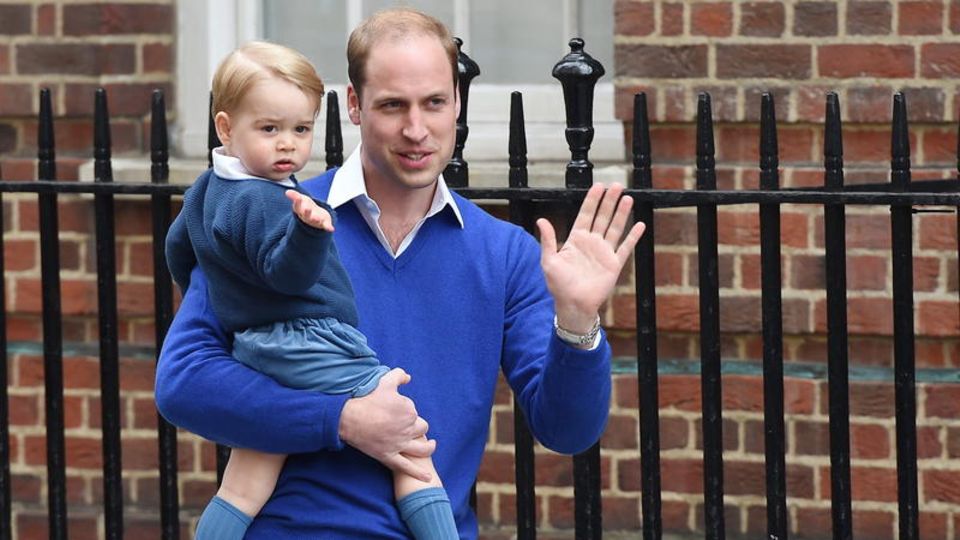 Prinz George in Pulli und kurzen Hosen auf dem Arm seines Vaters Prinz William