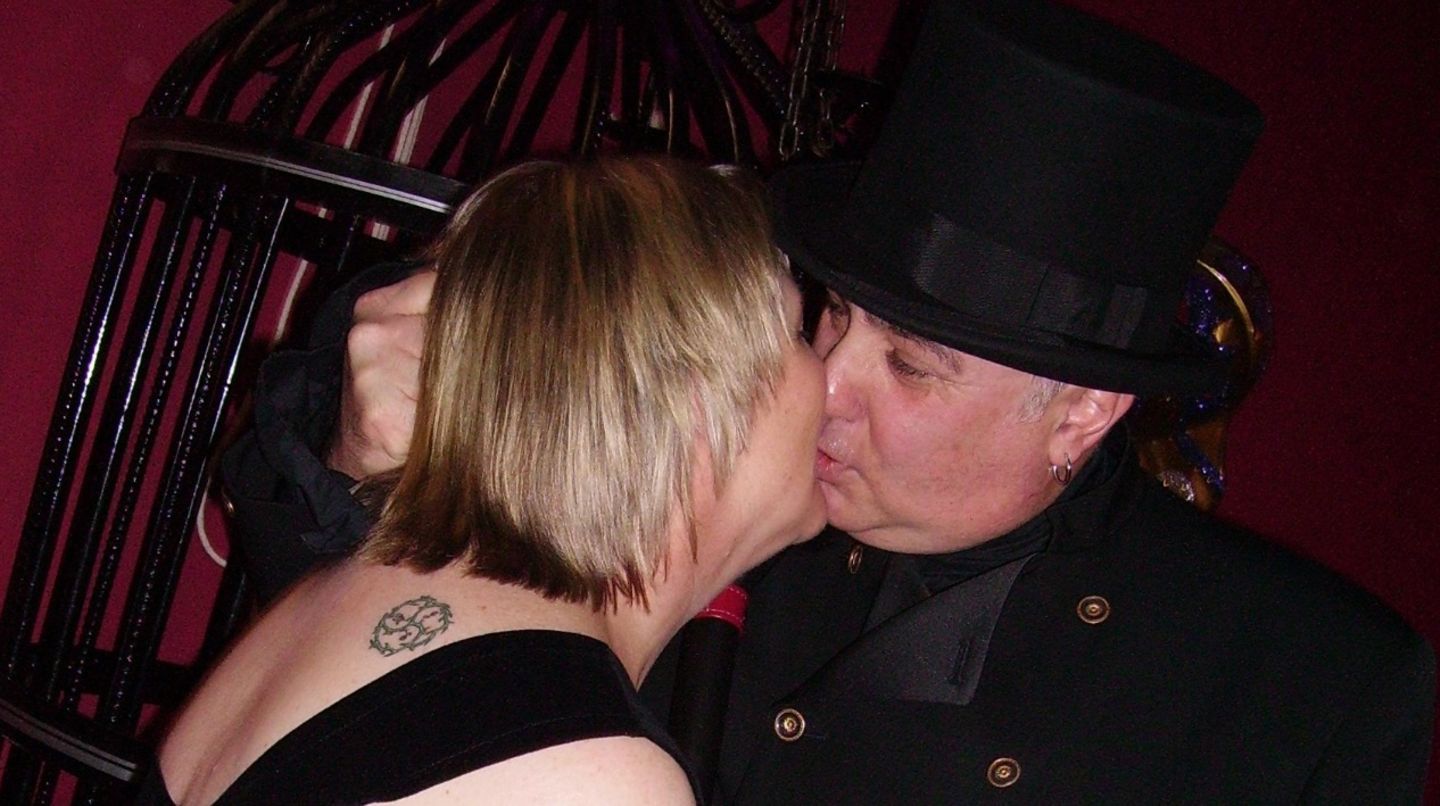 Die australische Sex-Sklavin, ganz in schwarz gekleidet, küsst ihren "Master Joe".