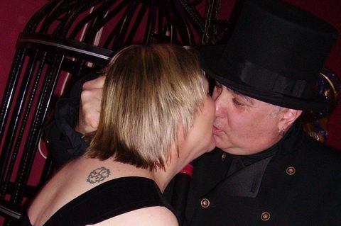 Die australische Sex-Sklavin, ganz in schwarz gekleidet, küsst ihren "Master Joe".