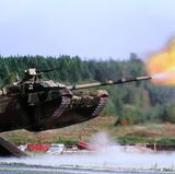 Ein russischer T-90 demonstriert einen Mid-Air-Schuss bei einer Übung.
