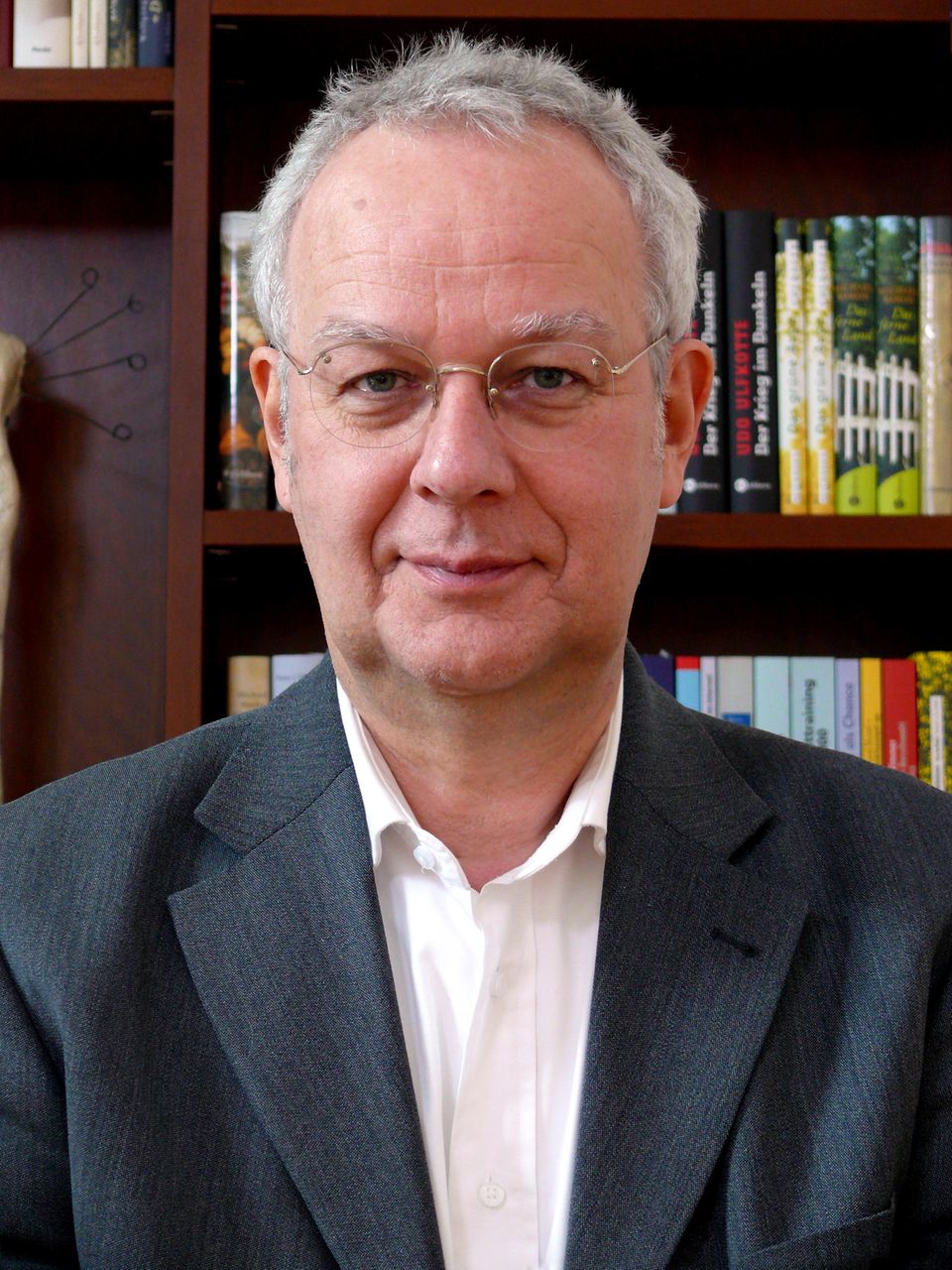 Rat vom Karrierecoach: Jürgen Hesse ist Diplom-Psychologe und einer der renommiertesten Karrierecoaches Deutschlands. Gemeinsam mit seinem Kollegen Hans Christian Schrader hat er 250 Bücher zu den Themen Bewerbung und Karriere veröffentlicht und davon mehr als sieben Millionen Exemplare verkauft. Jürgen Hesse ist Diplom-Psychologe und einer der renommiertesten Karrierecoaches Deutschlands. Gemeinsam mit seinem Kollegen Hans Christian Schrader hat er 250 Bücher zu den Themen Bewerbung und Karriere veröffentlicht und davon mehr als sieben Millionen Exemplare verkauft.