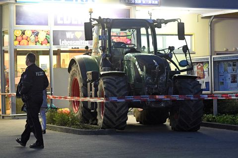nachrichten Deutschland: Ein Traktor steht vor einem Supermarkt in Köln