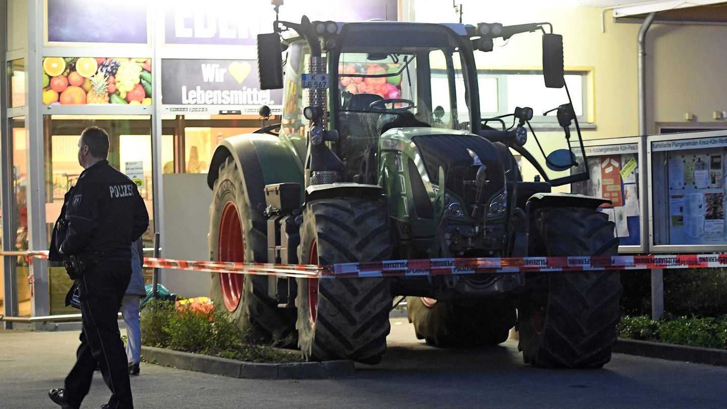 nachrichten Deutschland: Ein Traktor steht vor einem Supermarkt in Köln