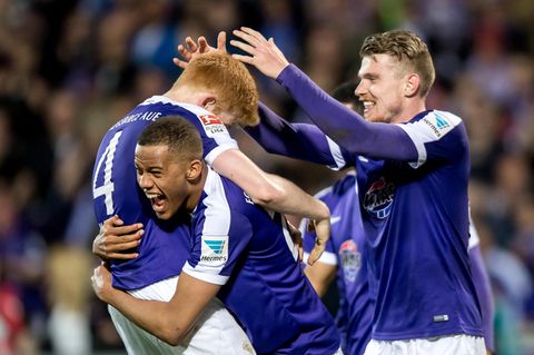 Spieler von Erzgebirge Aue feiern in der zweiten Liga gegen den FC St. Pauli